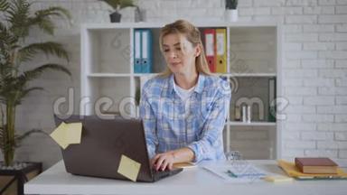 <strong>专注</strong>于商业的女人在自己的办公室里用纸工作。 4K